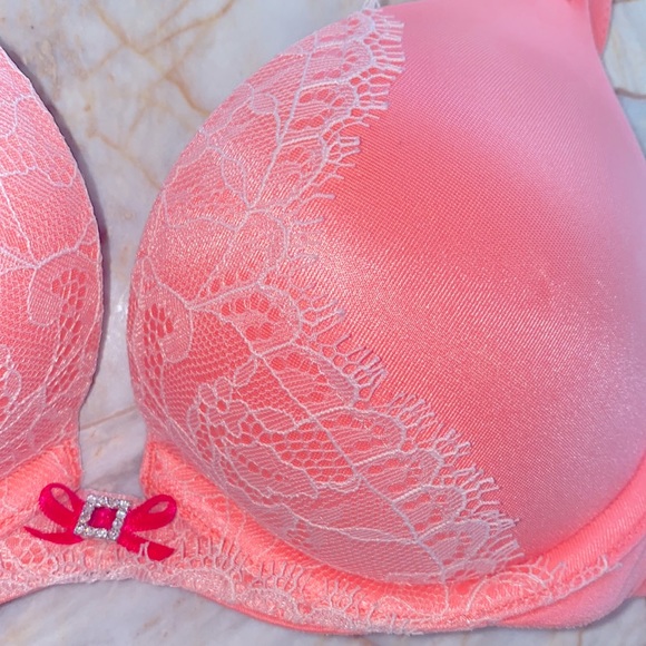 32А Victoria's Secret Bombshell Miraculous Push Up Bra -Adds 2 Cup Sizes - Picture 3 of 8
